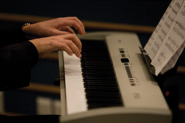 Pianistin kädet
Esa Ylönen
Avainsanat: Esa Ylönen pianistin kädet piano koskettimet soittaja soittaa muusikko