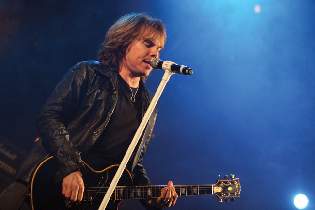 Mies ja kitara
Joey Tempest on tehnyt pääosan Europen tuotannosta - myös Final Countdownin.
Avainsanat: Europe Final Countdown Joey Tempest Ruotsi ruotsalainen hard rock lauluntekijä kitara Gibson