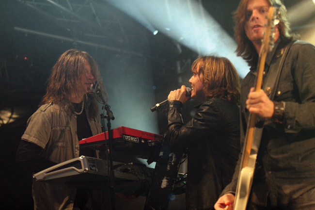 Sisäinen yhteys
Avainsanat: Europe Joey Tempest Mic Michaeli John LevÃ©n kosketinsoittaja basisti sisäinen yhteys 