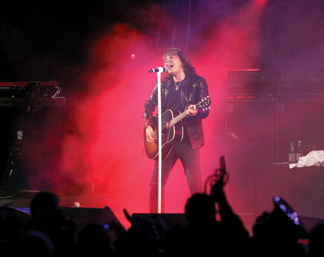 "Carrie"
Avainsanat: Europe Joey Tempest Carrie akustinen kitara slovari punainen