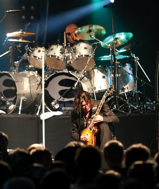 John Norum gets down to business
Avainsanat: Europe John Norum Ian Haugland down to business kitaristi kitarasoolo rumpali polvillaan matalana