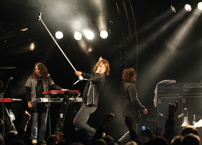 Mikkiteline saa kyytiä
...taas
Avainsanat: Europe Final Countdown  Joey Tempest Mic Michaeli Rolf Magnus Joakim Larsson mikrofoniteline mikin jalka heilauttaa heittää nostaa ylös