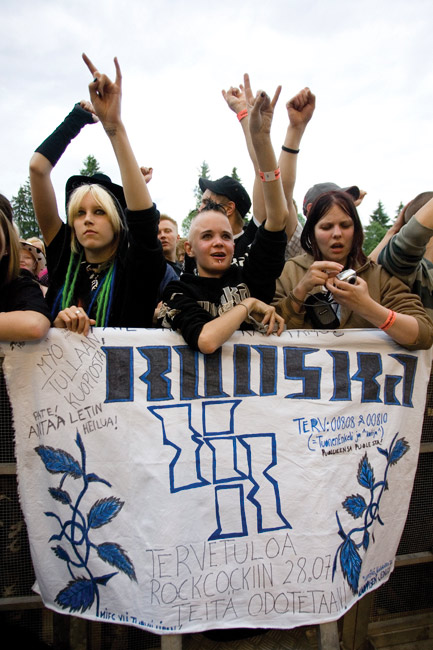 "Tervetuloa Rockcockiin"
Puolueen jäsenet 808 ja 810 vauhdissa.
Avainsanat: Ruoska industrial metal Koria-Roll Elimäki festivaali kesä lakana fanit puolueen jäsenet lävistys ihailijat