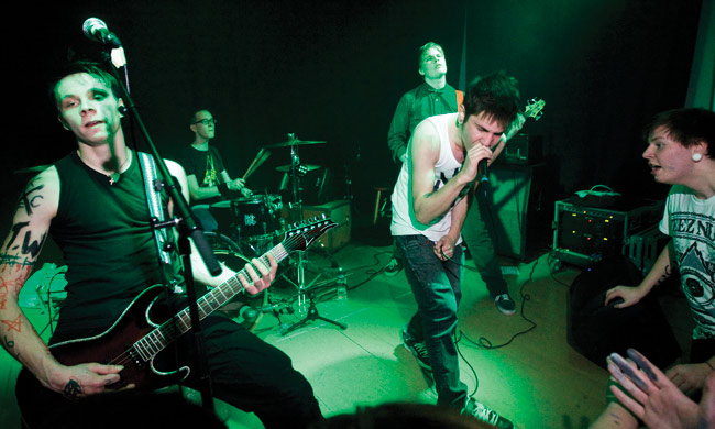 Feed us kaptain unbelievable
Greippi, Kotka 2011
Avainsanat: Feed us kaptain unbelievable fuku Aleksi Dufva Reima Kukkonen Janne Lehmonen Markus Laine Kotka Greippi nuokkari