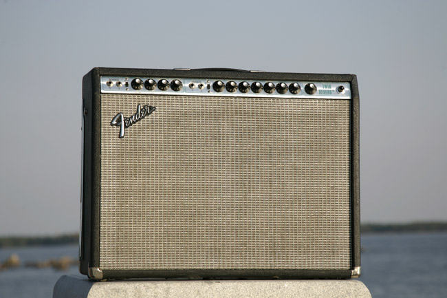 Legendaarinen Fender Twin Reverb
Avainsanat: Fender Twin Reverb vahvistin kitara kombo nupikat legendaarinen putkivahvistin soundi 1970-luku