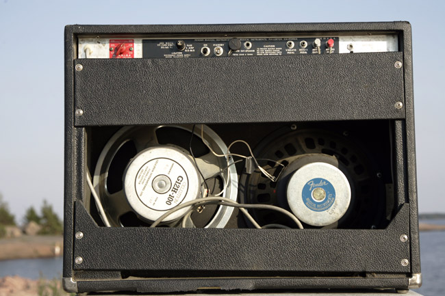 Fender takaa
Avainsanat: Fender Twin Reverb vahvistin kitara kombo nupikat legendaarinen putkivahvistin soundi elementit Celestion