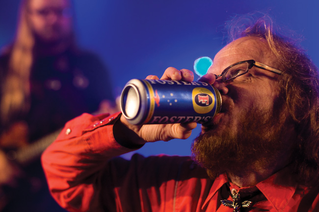 "Juon juon minäpoika juon.."
"Minä mollissa juon minä duurissa juon
minä alkomahollissa juon
Talletustillin ja autotallin
tillintallin juon"
Avainsanat: Freud Marx Engels & Jung Kouvola Summer of rock Arto Pajukallio Pekka Myllykoski juomalaulu Fosters juoda kaljaa "Juon juon minäpoika juon.."
"Minä mollissa juon minä duurissa juon
minä alkomahollissa juon
Talletustillin ja autotallin
tillintallin juon"
Avainsanat: Freud Marx Engels & Jung Kouvola Summer of rock Arto Pajukallio Pekka Myllykoski juomalaulu Fosters juoda kaljaa