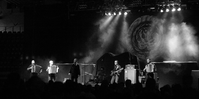 Fratres
Kolme hanuria vahvistettuna bassolla, rummuilla ja solistilla, Jäähalli, Helsinki 2006.
Avainsanat: Fratres trio hevi heavy cover hanuri haitari kurttu harmonikka Toni Hämäläinen Heikki Jokiaho Raimo vertanen jäähalli