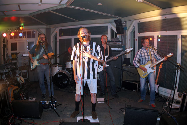 Koko poppoo
Freud Marx Engels & Jung, Meduusa, Kotka 2005.
Avainsanat: Freud Marx Engels & Jung Pekka Myllykoski Arto Pajukallio Jukka Harju Harri Rantanen Jussi Kinnunen