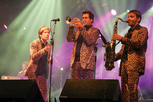 Puhaltajat
Avainsanat: Gebardi puhaltajat cover meripäivät bileet saksofoni trumpetti soittaa monitori pantterikuvio