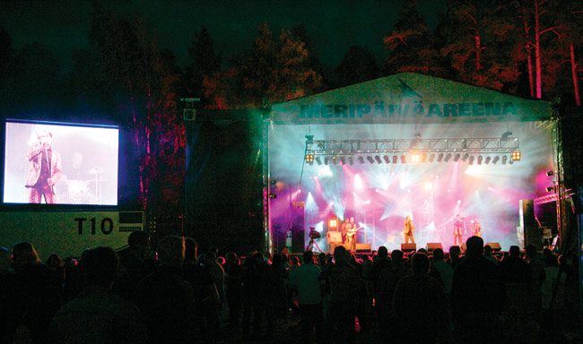 Kahdesta suunnasta
Jättiscreen ja Meripäiväareena, Kotka 2006.
Avainsanat: Gebardi Meripäivät meripäiväareena cover bileet lava yleisö jättiscreen