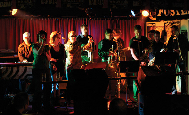 Go-Go Heads
Bar Tompuri, Hamina 2007.
Avainsanat: Go-Go Heads Funk Soul Matleena Muhli Minna Mänttäri Joke Nykter koko ryhmä torvisektio lava täynnä