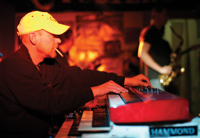 Kosketinsoittaja
Lippis, tupakka, Pekka Suomi, koskettimet ja Hammond
Avainsanat: Go-Go Heads Pekka Suomi koskettimet sätää tupakka savuke lippis hattu Hammond