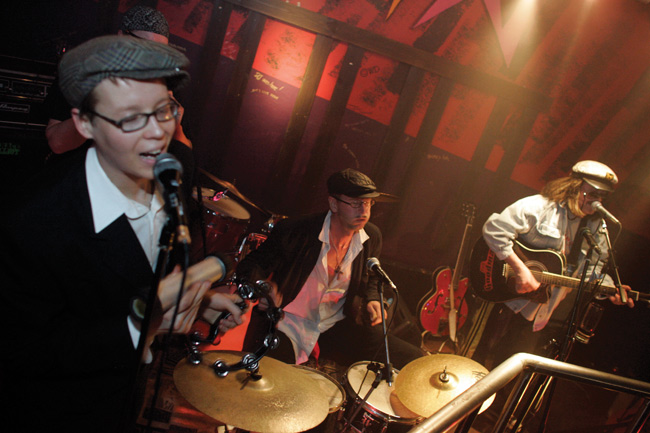 Goodman Brothers
Livinstone, Kotka 2007.
Avainsanat: Goodman Brothers cover Irwin viuhahdus ei tippa tapa ja ämpäriin ei huku livinstone kotka 2007