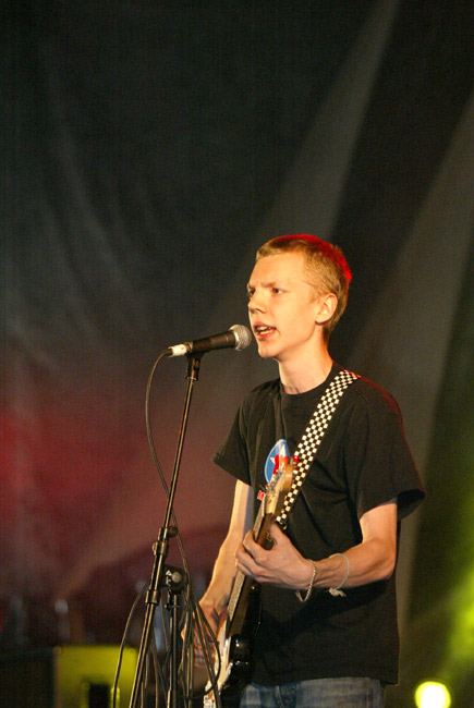 "Tee työtä, jolla on tarkoitus"
Juho Monsieur Jantunen, Goon 2005.
Avainsanat: Goon ska laulaja "Tee työtä, jolla on tarkoitus"
Juho Monsieur Jantunen, Goon 2005.
Avainsanat: Goon ska laulaja