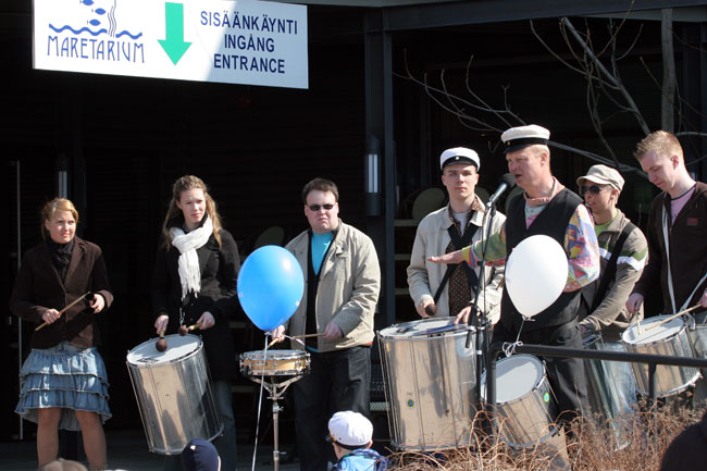 Slow down - sisäänkäynti
Groove Percussion Band Maretariumin sisäänkäynnin edessä kokoomuksen vappujuhlassa, Kotka 2006.
Avainsanat: Groove Percussion Band vappu rummut rumpali kokoomus sisäänkäynti Maretarium Kotka Harri Setälä rumpuryhmä Slow down - sisäänkäynti
Groove Percussion Band Maretariumin sisäänkäynnin edessä kokoomuksen vappujuhlassa, Kotka 2006.
Avainsanat: Groove Percussion Band vappu rummut rumpali kokoomus sisäänkäynti Maretarium Kotka Harri Setälä rumpuryhmä