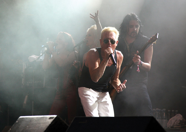 Bonnet, Juki ja mimmit
Jurassic Rock, Visulahti, Mikkeli, Finland 2007.
Avainsanat: Graham Bonnet MSG Jukka Jukkis Lewis Yö Assaul Attack Rainbow Bonnet, Juki ja mimmit
Jurassic Rock, Visulahti, Mikkeli, Finland 2007.
Avainsanat: Graham Bonnet MSG Jukka Jukkis Lewis Yö Assaul Attack Rainbow