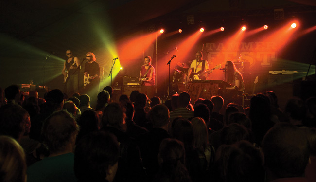 Grand Slam -tunnelmaa
Grand Slam, Keskustorin teltta, Tammerfest, Tampere 2007.
Avainsanat: Grand Slam Juice Leskinen Tammerfest Tampere Jari Yliaho Ila Loueranta Puntti Valtonen Antti Tammilehto Vesa Sytelä Anssi Tikanmäki yleisö keskustori teltta Grand Slam -tunnelmaa
Grand Slam, Keskustorin teltta, Tammerfest, Tampere 2007.
Avainsanat: Grand Slam Juice Leskinen Tammerfest Tampere Jari Yliaho Ila Loueranta Puntti Valtonen Antti Tammilehto Vesa Sytelä Anssi Tikanmäki yleisö keskustori teltta