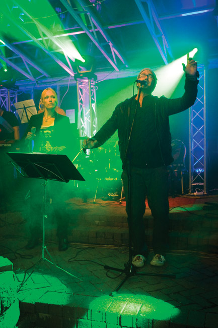 Toni uskoo ilmeisesti olevansa perhonen tai joku muu mystinen olento...
Avainsanat: GroovX Meriniemi Kotka Toni Eurasto Sari Kärkkäinen