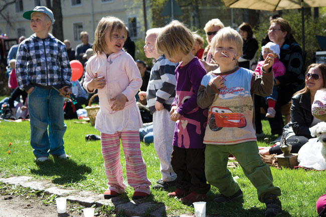Eturivin fanit menossa mukana
GroovX, Katariinan kevätkarnevaali, Kotka 2009.
Avainsanat: GroovX Katariinan kevätkarnevaali Kotka cover soul yleisö eturivi lapset ilmakitara