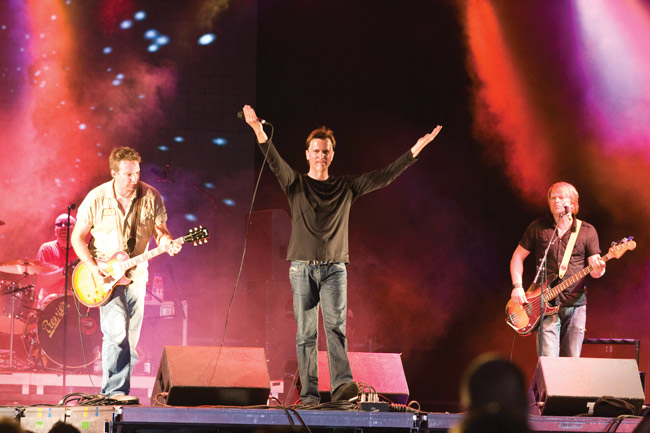 Guitar Slingers 2008
Lopettamisen jälkeen taas liikenteessä...
Avainsanat: Guitar Slingers Kotka Meripäivät satama Jore Marjaranta Ben Granfelt Harri Seppälä Petri Auer Ako Kiiski Guitar Slingers 2008
Lopettamisen jälkeen taas liikenteessä...
Avainsanat: Guitar Slingers Kotka Meripäivät satama Jore Marjaranta Ben Granfelt Harri Seppälä Petri Auer Ako Kiiski