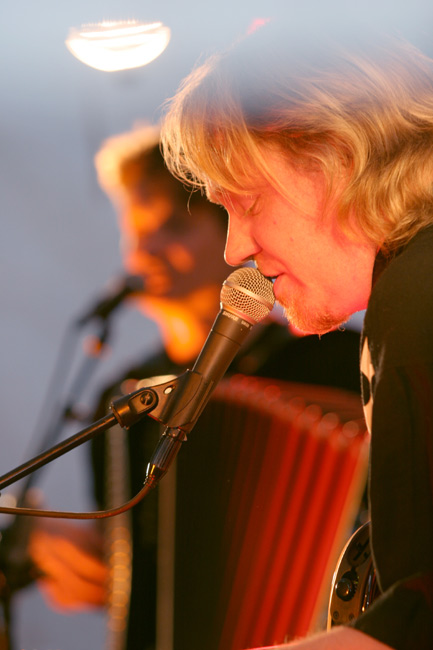 Jussi duo
Jussi Hakulinen ja Aki Peltonen, Ruotsinpyhtää 2005.
Avainsanat: Jussi Hakulinen Aki Peltonen duo haitari merkki joutsenlaulu
