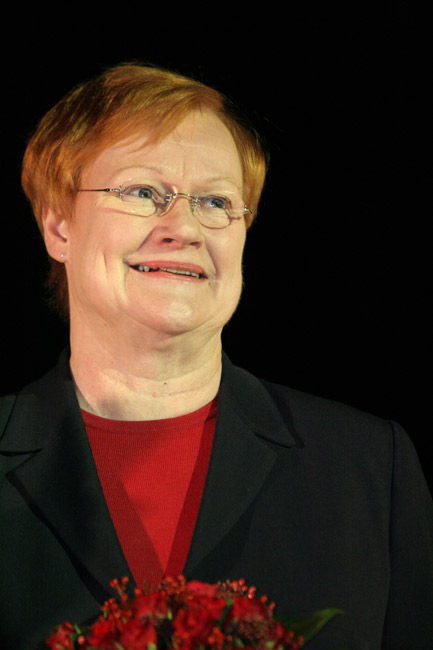 Presidentti
Tarja Halonen 2005
Avainsanat: Tarja Halonen tasavallan presidentti vaalikiertue sosiaalidemokraatti silmälasit iloinen kukat Presidentti
Tarja Halonen 2005
Avainsanat: Tarja Halonen tasavallan presidentti vaalikiertue sosiaalidemokraatti silmälasit iloinen kukat