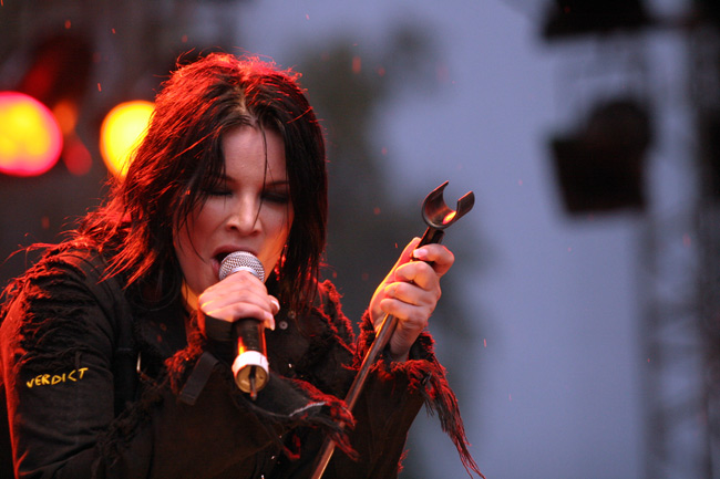 Verdict
Hanna antaa palaa sateesta huolimatta täysillä. Live 05, Helsinki 2005.
Avainsanat: Hanna Pakarinen Idols märkä verdict mikinjalka adapteri