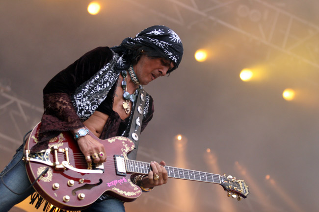 Andy skulaa
Ankkarock 2005, Korso, Vantaa.
Avainsanat: Andy McCoy skulata soittaa kitaristi soolo Hanoi Rocks huivi legenda Andy skulaa
Ankkarock 2005, Korso, Vantaa.
Avainsanat: Andy McCoy skulata soittaa kitaristi soolo Hanoi Rocks huivi legenda