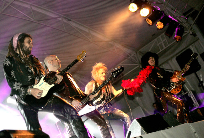 Koko rivi
Conny, A.C., Michael ja Andy
Avainsanat: Hanoi Rocks koko rivi Conny Bloom Andy A.C. Christell Michael Monroe Andy McCoy Elimäki Alppiruusu Koko rivi
Conny, A.C., Michael ja Andy
Avainsanat: Hanoi Rocks koko rivi Conny Bloom Andy A.C. Christell Michael Monroe Andy McCoy Elimäki Alppiruusu