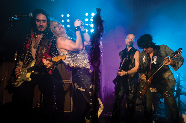 Selkä selkää vasten
Conny, Micheal, A.C. ja Andy
Avainsanat: Hanoi Rocks Roxx Andy A.C. Christell Michael Monroe Conny Bloom Lacu Andy McCoy Amarillo Kotka Street poetry selkä selkää vasten seläkkäin