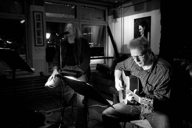 Hard Acoustic
Back Room, Kotka 2010.
Avainsanat: Hard Acoustic Anssi Stenberg Mannerheim haevy cover Back Room Kotka Hard Acoustic
Back Room, Kotka 2010.
Avainsanat: Hard Acoustic Anssi Stenberg Mannerheim haevy cover Back Room Kotka