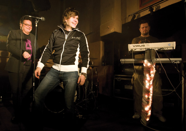 Hausmylly 2008
.. paitsi Enzo on jossain
Avainsanat: Hausmylly Amarillo Kotka ysäri Micky Poju Hausmylly 2008
.. paitsi Enzo on jossain
Avainsanat: Hausmylly Amarillo Kotka ysäri Micky Poju