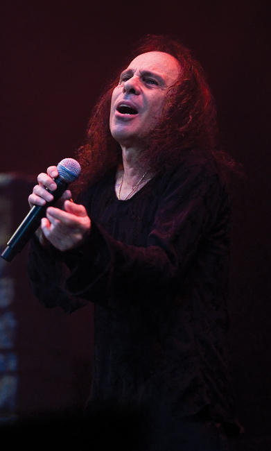 Ronnie James Dio
Jäähalli, Helsinki 2007.
Avainsanat: Heaven and hell Black Sabbath Dio neon knights heavy Ronnie James Ronald käsi and the devil cried mob rules