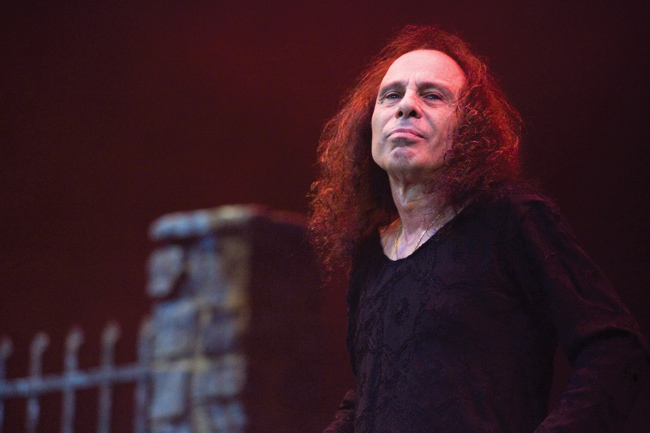Kirkon takapihalla
Dio
Avainsanat: Heaven and hell Black Sabbath Dio neon knights heavy Ronnie James Ronald käsi and the devil cried mob rules