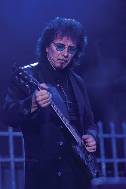 Tony Iommi
Jäähalli, Helsinki 2007.
Avainsanat: Heaven and hell Black Sabbath Tony Iommi kitaristi legenda risti paranoid legenda perustajajäsen
