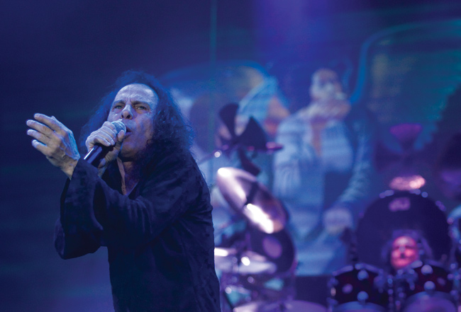 Heaven and hell
Dio, Vinnie Appice ja tupakoiva enkeli
Avainsanat: Heaven and hell Black Sabbath Ronnie James Dio Vinnie Appice the sign of the southern cross risti rummut rumpali sininen tumma tupakoiva enkeli taustakuva