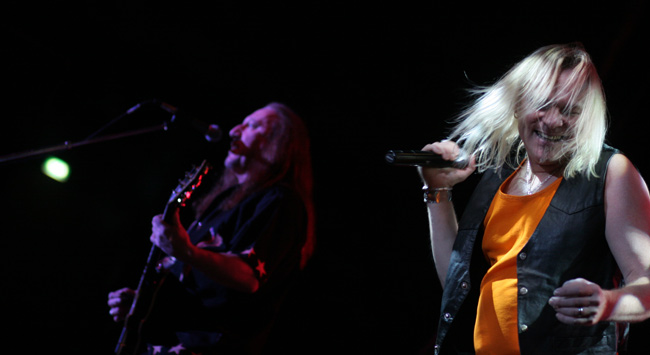 Easy livin
Uriah Heep rokkaa Helsingin jäähallissa 2005.
Avainsanat: Uriah Heep Easy livin Mick Box Bernie Shaw hauskaa