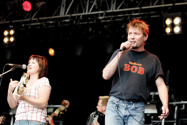 Appelle-moi Bob ja kaverit
Hehkumo, Kotka 2006.
Avainsanat: Hehkumo Kotkan meripäivät meripäiväareena Pauli Hanhiniemi Anne-Mari Kivimäki