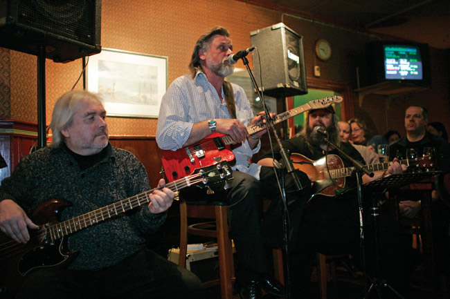 Henkka, Pepe ja Vallu
Pepe Ahlqvist Henkan ja Vallun vieraana, Cafe Albert, Kotka 2007.
Avainsanat: Henkka Heinomaa Vallu basisti blues Pepe Ahlqvist vieras vieraana vieraileva tähti trio Henkka, Pepe ja Vallu
Pepe Ahlqvist Henkan ja Vallun vieraana, Cafe Albert, Kotka 2007.
Avainsanat: Henkka Heinomaa Vallu basisti blues Pepe Ahlqvist vieras vieraana vieraileva tähti trio