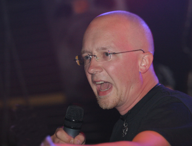 Senkin pitkätukat
Avainsanat: Hevikaraoke silmälasit laulaa kalju Senkin pitkätukat
Avainsanat: Hevikaraoke silmälasit laulaa kalju