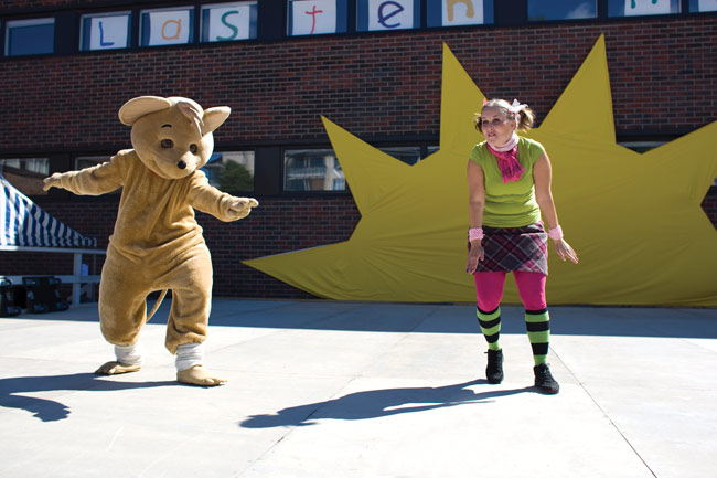 Hilarius-Hiiri ja Loru-Liisa
... Lasten Meripäivillä, Kotka 2008
Avainsanat: Hilarius-Hiiri Loru-Liisa Lasten Meripäivät Kotka aurinko koulu kuiskata kuiskuttaa eläinhahmo