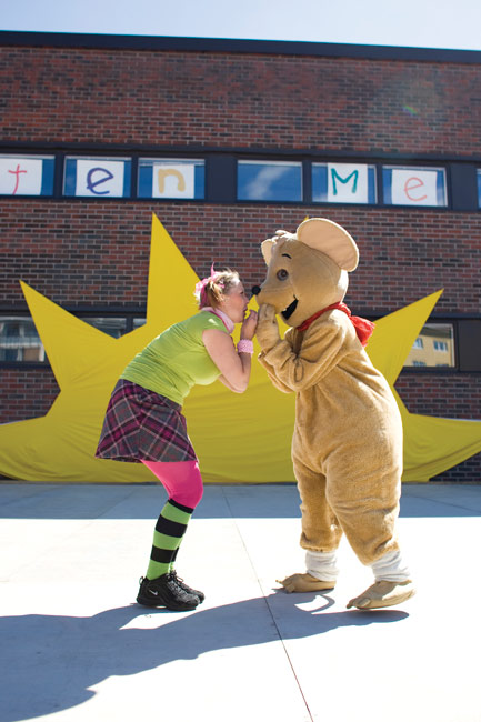 Kuiskuttelua
Hilarius ja Loru-Liisa, Kotka 2008.
Avainsanat: Hilarius-Hiiri Loru-Liisa Lasten Meripäivät Kotka aurinko koulu kuiskata kuiskuttaa eläinhahmo