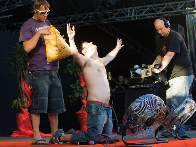 Juontajat
Peltsi ja Jussi, Ylex.
Avainsanat: Himos Festival Jämsä juhannus festivaali juontajat ylex peltsi jussi polvistua palvoa etsiä koominen kameramies juontaa Juontajat
Peltsi ja Jussi, Ylex.
Avainsanat: Himos Festival Jämsä juhannus festivaali juontajat ylex peltsi jussi polvistua palvoa etsiä koominen kameramies juontaa