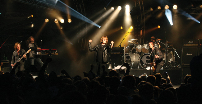 Rock-show
Europe näytti mistä rockissa on kysymys.
Avainsanat: Himos Festival Jämsä juhannus festivaali bileet Europe päätähti pääesiintyjä headliner Mic Michaeli Norum John Levén Joey Tempest Ian Haugland final countdown Rock-show
Europe näytti mistä rockissa on kysymys.
Avainsanat: Himos Festival Jämsä juhannus festivaali bileet Europe päätähti pääesiintyjä headliner Mic Michaeli Norum John Levén Joey Tempest Ian Haugland final countdown