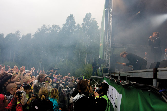 The Hives antaa kaikkeinsa
... ja Ankkarockin yleisö ja kuvaajat ottavat vastaan
Avainsanat: The Hives Ankkarock Vantaa Korso ruotsi ruotsalainen koulupuku Howlin Pelle Almqvist yleisö kuvaajat