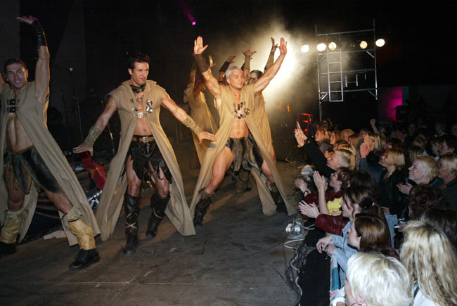 Hunks
Avainsanat: Hunks yleisö tanssia lava miehet