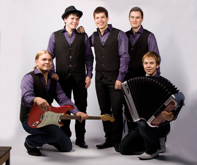 Studiopose
Avainsanat: Hurma Viihdyttäjä tanssimusiikki iskelmä Jani Sorsa Jaakko Lahtinen Jarno Ollikainen Anssi Puranen Harri Arvila studio