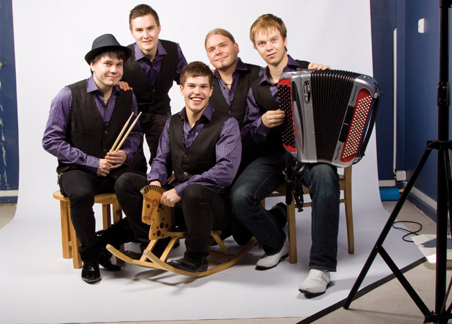 Hurma 2011
Joni Sorsa â€“ rummut ja hölmöily
Jaakko Lahtinen â€“ koskettimet ja taustalaulu
Jarno Ollikainen â€“ laulu ja basso
Anssi Puranen â€“ kitara, shaker ja guiro 
Harri Arvila â€“ Harmonikka, accordina ja perkussiot

Avainsanat: Hurma Viihdyttäjä tanssimusiikki iskelmä Jani Sorsa Jaakko Lahtinen Jarno Ollikainen Anssi Puranen Harri Arvila studio