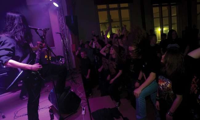 Hilseet liikenteeseen
Hypnotic, Greippi, Kotka 2010.
Avainsanat: Hypnotic Greippi Kotka nuorisotalo yleisö